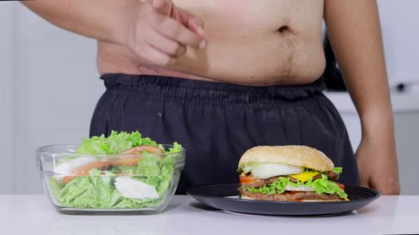 Conceito Dieta Homem Com Excesso Peso Desconhecido Mãos Escolher Tomar — Vídeo de Stock