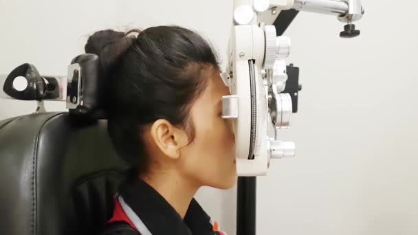 Jovem Examinando Seus Olhos Com Phoropter Uma Clínica Oftalmológica — Vídeo de Stock