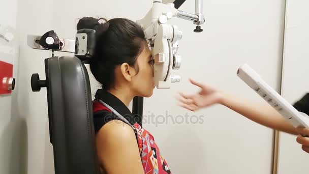 Mujer Joven Revisando Sus Ojos Foropter Con Óptico Oftalmólogo Una — Vídeos de Stock