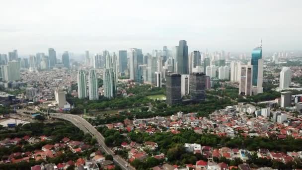 Jakarta Indonesien Dezember 2017 Luftaufnahme Eines Wohnhauses Mit Wolkenkratzern Hintergrund — Stockvideo