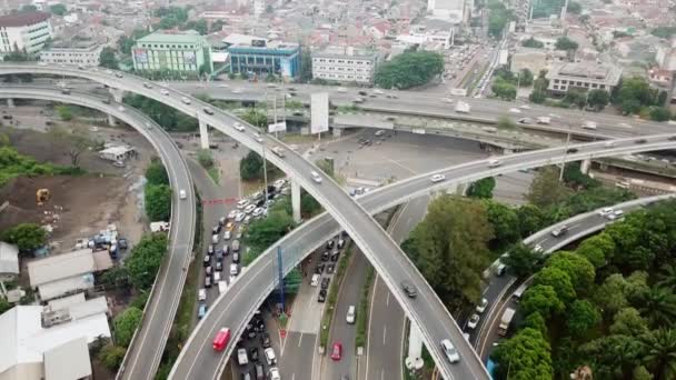 高速道路とジャカルタ インドネシアでダウン飛行ドローンからラッシュ時に車で高架道路の空中風景 の解像度で撮影します — ストック動画