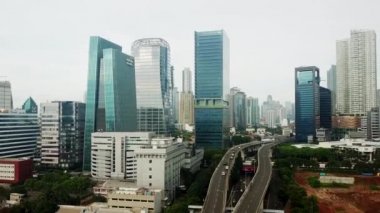 Jakarta - Endonezya. 22 Aralık 2017: Gökdelenler iki köprü güzel havadan görünümü görüntüleri. 4 k çözünürlükte vurdu