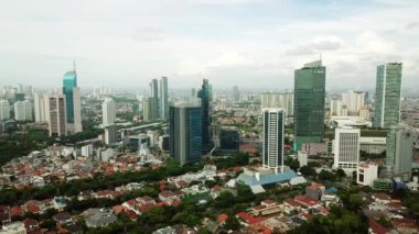 Güzel hava görüntülerini kalabalık yerleşim ve gökdelenler Jakarta, Endonezya uçan bir uçağın üzerinden. 4 k çözünürlükte vurdu