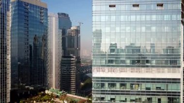 Jakarta - Endonezya. 26 Aralık 2017: Cam pencereler bir dron uçan aşağı yukarı Jakarta, gökdelenlerin hava görünümünü vurdu içinde 4 k çözünürlük