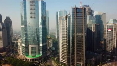 Jakarta - Endonezya. 26 Aralık 2017: Hava atış gökdelenlerin sabahı Jakarta sağdan sola, 4 k çözünürlükte çekim için uçan bir uçağın üzerinden görüntülemek