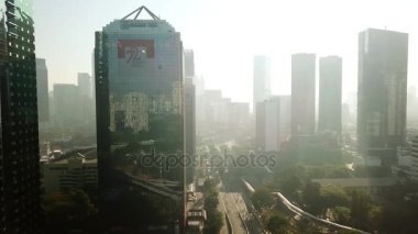 Jakarta - Endonezya. 26 Aralık 2017: Hava sisli sabah sağdan sola Jakarta City, uçan bir uçağın içinde gökdelenler görünümünü vurdu içinde 4 k çözünürlük