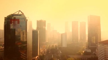 Jakarta - Endonezya. 26 Aralık 2017: Hava Jakarta şehirde gökdelenler ile görüntülemek ve duman veya alacakaranlıkta vurduğunda 4 k çözünürlükte, hava kirliliği
