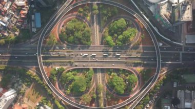 Jakarta - Endonezya. 26 Aralık 2017: Dron görünümü görüntülerini Semanggi kavşak Jakarta sabahı 4 k çözünürlükte vurdu