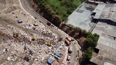 Havadan görünümü beko ve otomobillerde Bantar Gebang depolama veya çöp dökümü. 4 k çözünürlükte Bekasi, Endonezya vurdu