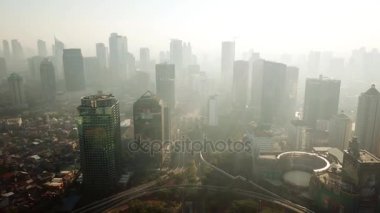 Jakarta - Endonezya. 26 Aralık 2017: Semanggi Cbd havadan görünümü gökdelenler ve yol Kavşağı'nda geriye doğru uçan bir uçağın puslu sabah ile vurdu içinde 4 k çözünürlük