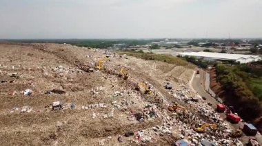 Kirliliği kavramı. Havadan görünümü Bantar Gebang depolama veya çöp dökümü Bekasi, Endonezya. 4 k çözünürlükte vurdu