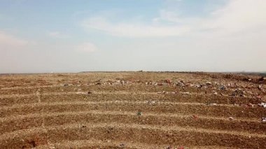 Kirliliği kavramı. Hava atış Bantar Gebang çöp dökümü veya depolama--dan soldan sağa doğru uçan bir dron Bekasi, Endonezya. 4 k çözünürlükte vurdu