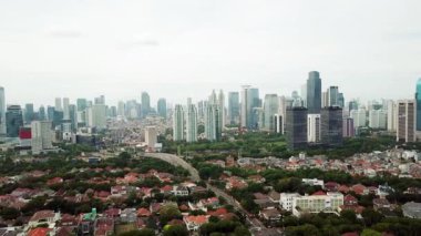 Jakarta - Endonezya. 26 Aralık 2017: Güzel hava Jakarta şehir merkezindeki konut ev ve gökdelenler ile 4 k çözünürlükte çekim