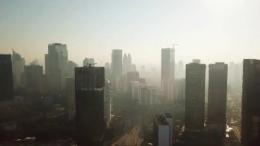Jakarta - Endonezya. 26 Aralık 2017: Hava Jakarta şehir manzara duman veya sis 4 k çözünürlükte çekim gökdelenler, yakınındaki ile sabah