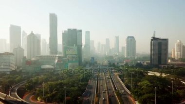 Jakarta - Endonezya. 26 Aralık 2017: Semanggi otoyol ve Jakarta, merkezi iş bölgesi içinde gökdelenler havadan görüntüleri vurdu içinde 4 k çözünürlük
