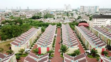 İleri, uçan bir dron Jakarta karmaşık yeni konut evlerin havadan görüntüleri vurdu içinde 4 k çözünürlük