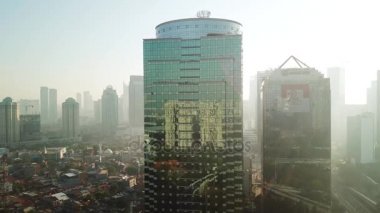 Jakarta - Endonezya. 26 Aralık 2017: Uçan bir uçağın penceresinden cam ile ofis binaları Jakarta hava görüntülerini soldan sağa sabah. 4 k çözünürlükte vurdu