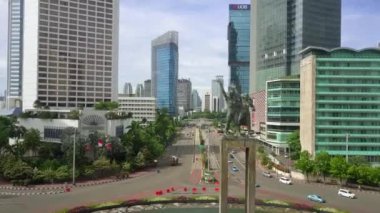 Jakarta - Endonezya. 28 Aralık 2017: Selamat Datang Anıt veya hoş geldiniz anıt ve Sudirman sokak hava görünümünde Hotel Endonezya dolambaçlı. 4 k çözünürlükte vurdu