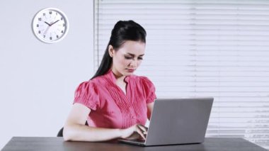 Genç Kafkas işkadını oda ofis tablo bir dizüstü bilgisayar ile çalışma