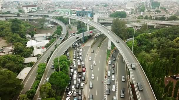 Schöne Luftaufnahmen Von Autobahn Und Überführung Berufsverkehr Von Einer Rückwärts — Stockvideo