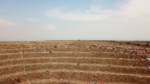 汚染概念 Bantar Gebang ゴミ捨て場または左から右へ飛行ドローンから埋め立て地の空中ショット インドネシア ブカシで の解像度で撮影します — ストック動画