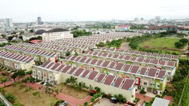ジャカルタでは 前方飛行ドローンから新しい住宅の空中ショットは の解像度で撮影 — ストック動画