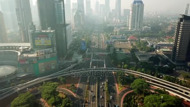 雅加达 印度尼西亚 2017年12月26日 空中拍摄的公路与天桥和摩天大楼从无人驾驶飞机向后飞 拍摄4K — 图库视频影像