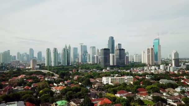 Jakarta Hava Toplayan Gecenin Ileri Konut Gökdelenler Arka Plan Uçan — Stok video
