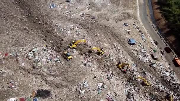 Concept de pollution. Images aériennes d'une décharge de Bantar Gebang ou d'un dépotoir avec pelleteuse et charognards à Bekasi, en Indonésie. Tourné en résolution 4k 