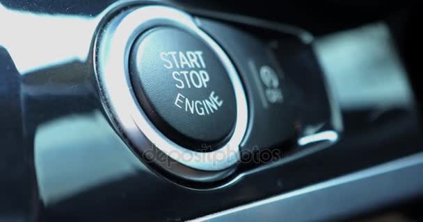 Close Van Vrouwelijke Vinger Een Motor Start Stopknop Moderne Automatische — Stockvideo