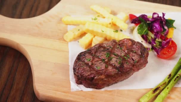 Close Bife Grelhado Com Batatas Salada Molho Tábua Corte Acima — Vídeo de Stock