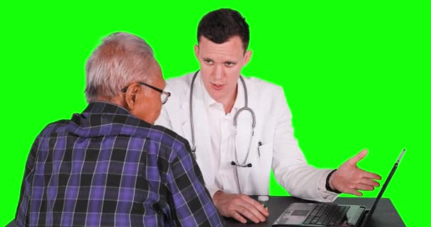 白人の男性医師は 彼の高齢の男性患者にラップトップ コンピューターと薬を紹介しながら医療の結果を説明グリーン スクリーンの背景を持つ 解像度で撮影 — ストック動画