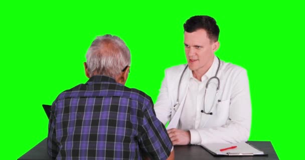 年轻的白种医生给他的中年病人握手上表 拍摄4K 分辨率与绿色屏幕背景 — 图库视频影像