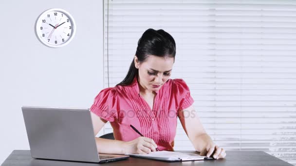 Junge Kaukasische Geschäftsfrau Schreibtisch Beim Schreiben Auf Einem Klemmbrett Mit — Stockvideo
