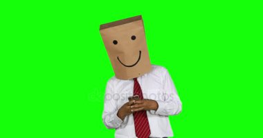 Stüdyoda duran bir cep telefonu kullanarak bilinmeyen işadamı, kafasına kese kağıdı ile. 4 k çözünürlüklü yeşil ekran arka planı ile vurdu