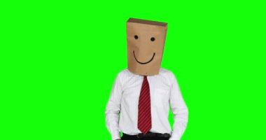 Bir telefon görüşmesi ve iyi bir haber sahip görünüyor başarılı bilinmeyen bir iş adamı, kafasına kese kağıdı ile. 4 k çözünürlüklü yeşil ekran arka planı ile vurdu