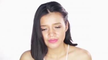 Güzel bir kadının ağır çekim görüntüleri temiz cilt, beyaz arka plan üzerinde izole stüdyoda gülümseyen yüzleri