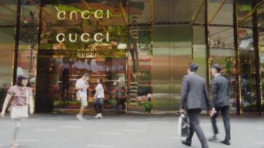 Singapur - 04 Ocak 2018: Gucci dükkanında kalabalık kişi ile Orchard Road Singapur Video görüntüleri