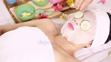 Şevval Özçelik Güzellik el yüz maskesi, Güzellik Salonu ve spa vurdu giyen kadın gözlerinden salatalık kaldırma yakın çekim