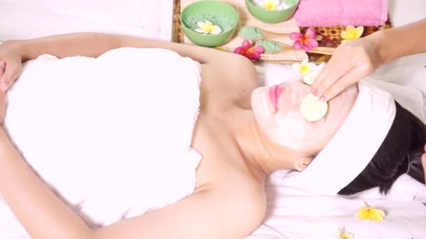 一个年轻女子的顶部看着她的眼睛上有黄瓜的面膜 在美容水疗中拍摄 — 图库视频影像