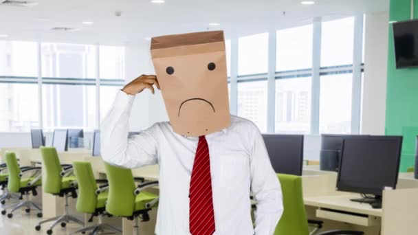 Stressiger Unbekannter Geschäftsmann Mit Papiertüte Auf Dem Kopf Der Büroraum — Stockvideo