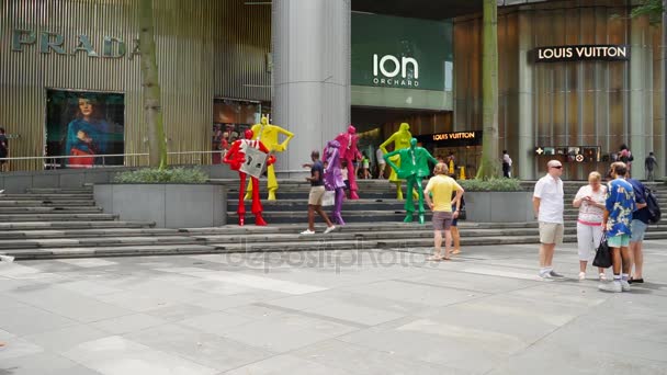 Singapur Enero 2018 Imágenes Vídeo Escultura Visitantes Concurridos Ion Orchard — Vídeos de Stock
