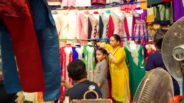 Сінгапур Січня 2018 Відео Кадри Одяг Продавця Маленький Індійський Ринок — стокове відео