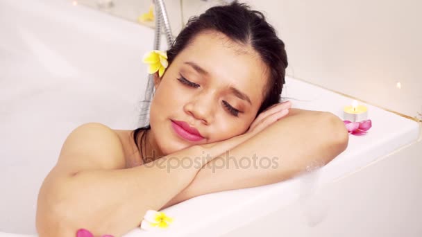 Hermosa Joven Mujer Relajándose Bañera Sonriendo Cámara Con Flores Frangipani — Vídeo de stock