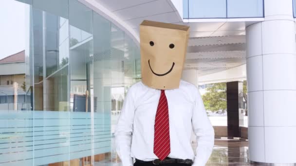 電話とオフィス ロビーに良いニュースを持っているに見える紙袋 匿名実業家 — ストック動画