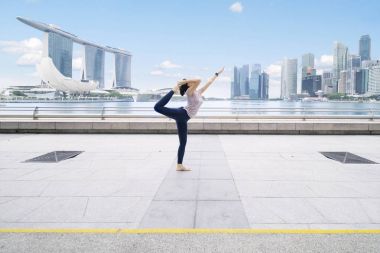 Genç kadın açık Yoga egzersiz