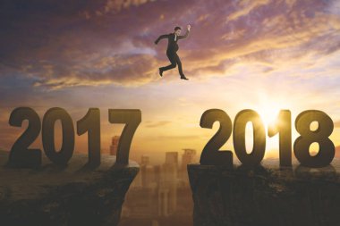 Genç işadamı cliff üzerinde boşluk atlama