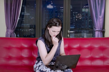 Dairede bir dizüstü bilgisayar ile stresli kadın