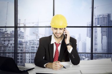 Ofiste smartphone ile Arap mimar