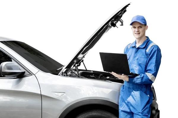 Młody mechanik z uszkodzonego samochodu i laptopa — Zdjęcie stockowe